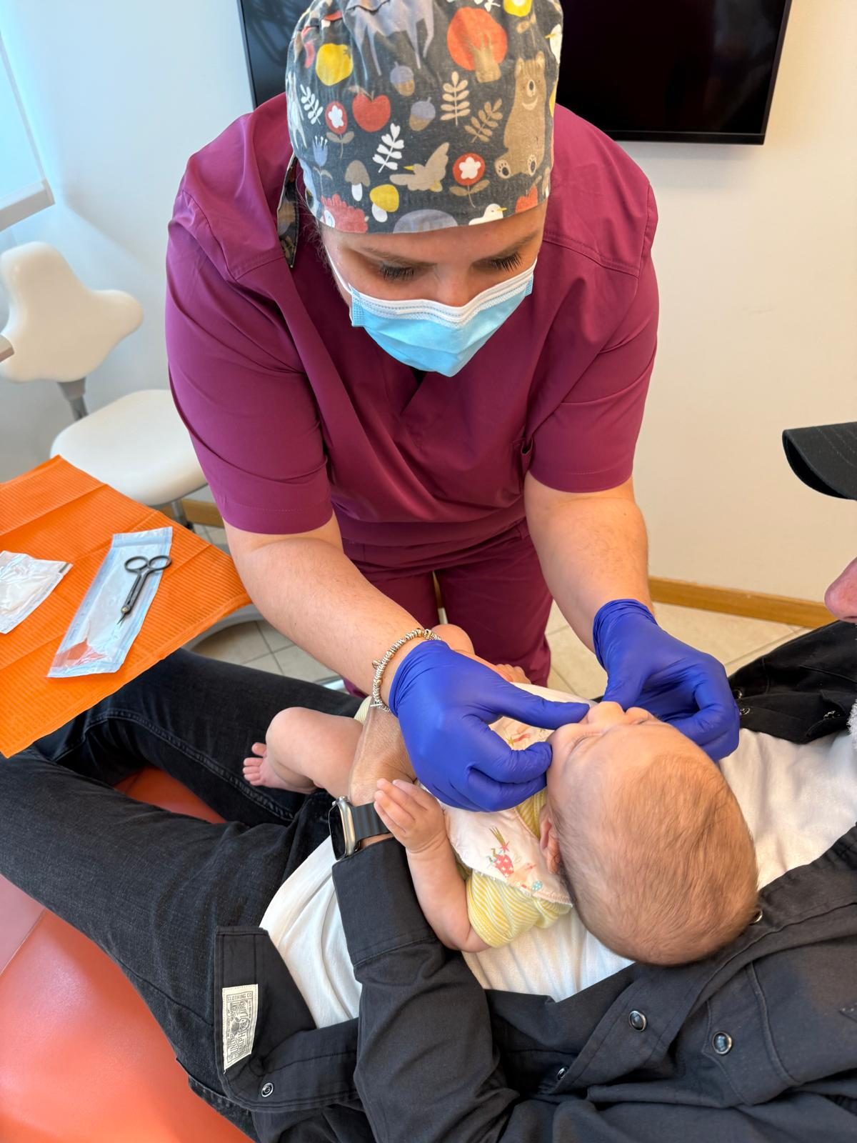Visita del frenulo corto in un neonato dall’odontoiatra pediatrico